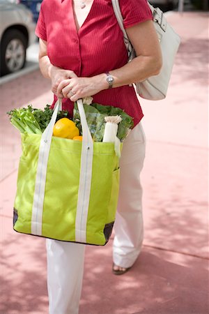 Femme transportant des sacs d'épicerie Photographie de stock - Rights-Managed, Code: 700-02176527