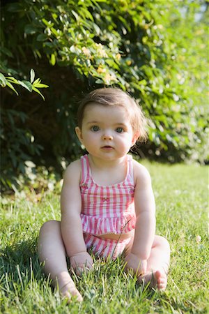 Portrait of Baby Girl Sitting on Grass Foto de stock - Con derechos protegidos, Código: 700-02199848