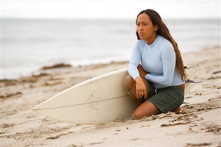 simsearch:862-08700097,k - Femme assise sur la plage avec planche de surf Photographie de stock - Rights-Managed, Code: 700-02200131
