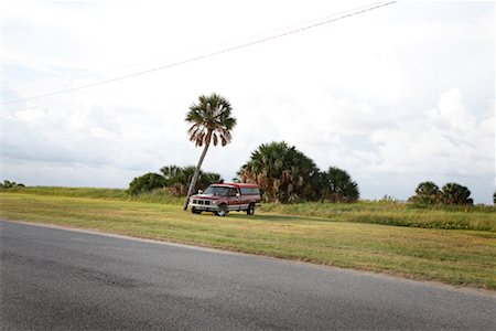 sem propriedade - Truck at Side of Road, R.A. Apffel Park, Galveston, Texas, USA Foto de stock - Direito Controlado, Número: 700-02200653