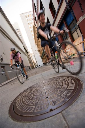 Coursiers vélo équitation dans la ruelle, San Francisco, Californie Photographie de stock - Rights-Managed, Code: 700-02200936