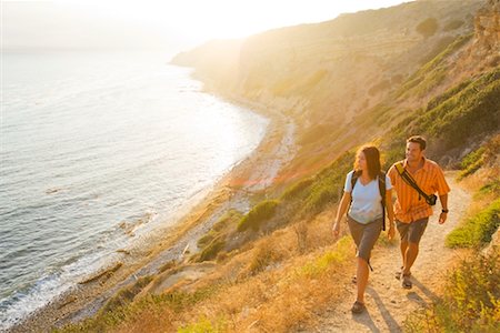 en fila india - Couple Hiking Along Oceanside Tail, San Pedro, California Foto de stock - Con derechos protegidos, Código: 700-02200966