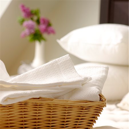 ropa de cama - Basket of White Laundry Foto de stock - Con derechos protegidos, Código: 700-02216996
