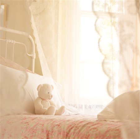 ropa de cama - Teddy Bear on Little Girl's Bed Foto de stock - Con derechos protegidos, Código: 700-02217416