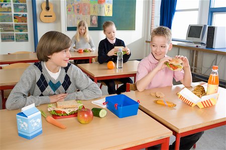 simsearch:700-02217427,k - Kinder Essen Mittagessen im Klassenzimmer Stockbilder - Lizenzpflichtiges, Bildnummer: 700-02217427