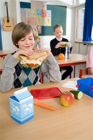 simsearch:600-03738379,k - Boy Eating Lunch at School Foto de stock - Con derechos protegidos, Código: 700-02217420