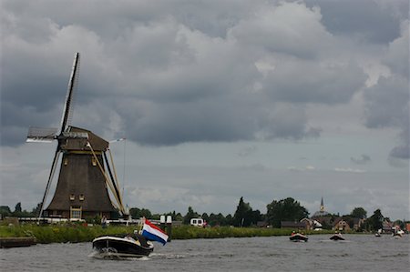 polder benelux - Boats on River by Windmill, Boskoop, South Holland, Netherlands Foto de stock - Con derechos protegidos, Código: 700-02222995