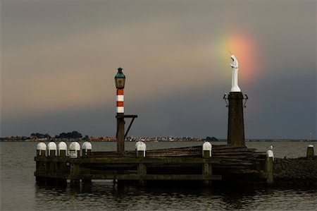 Rainbow Behind Statue of Virgin Mary on Pier, Volendam, North Holland, Netherlands Foto de stock - Con derechos protegidos, Código: 700-02223012