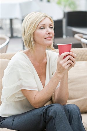 simsearch:700-03240871,k - Portrait of Woman Drinking Coffee Foto de stock - Con derechos protegidos, Código: 700-02231980