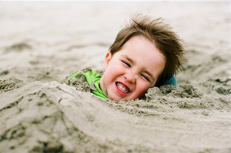 enseveli (caché) - Garçon enterré dans le sable, Costa Mesa, Californie, USA Photographie de stock - Rights-Managed, Code: 700-02232046