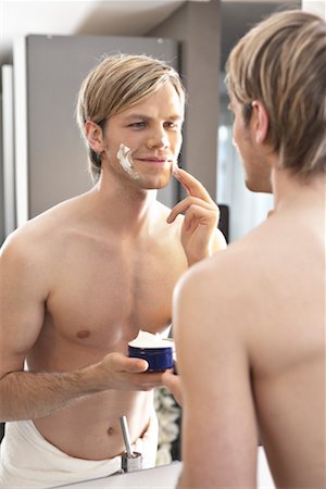 simsearch:649-02198955,k - Man Applying Cream to Face Foto de stock - Con derechos protegidos, Código: 700-02244626