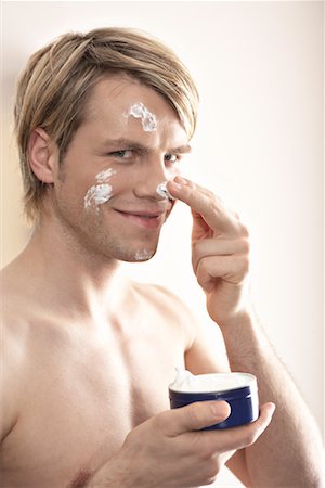 Homme appliquer crème pour le visage Photographie de stock - Rights-Managed, Code: 700-02244627