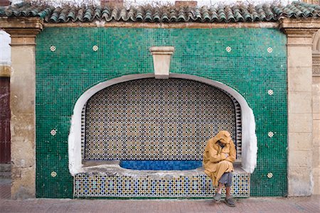 Man Sitting by Fountain, Morocco Foto de stock - Direito Controlado, Número: 700-02245132