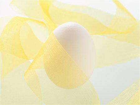 simsearch:614-06044149,k - Yellow Ribbon Wrapped Around Egg Foto de stock - Direito Controlado, Número: 700-02245178