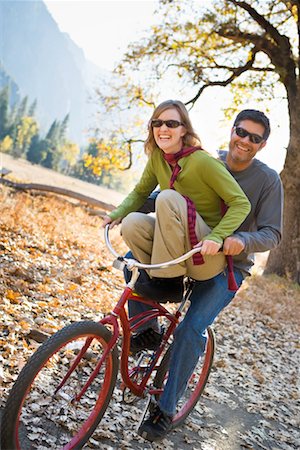 sem propriedade - Couple Cycling Together, Yosemite National Park, California, USA Foto de stock - Direito Controlado, Número: 700-02245524