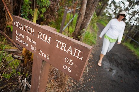 simsearch:841-03058635,k - Femme qui marche le cratère Rim Trail, Hawaii Volcanoes National Park, Hawaii Photographie de stock - Rights-Managed, Code: 700-02245535