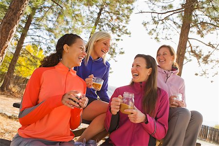 Groupe de femmes de sortir, boire du café dans la vallée de Methow près de Mazama, Washington, États-Unis Photographie de stock - Rights-Managed, Code: 700-02245562