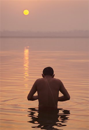 peregrino - Pilgrim Bathing in the Ganges River, Varanasi, Uttar Pradesh, India Foto de stock - Con derechos protegidos, Código: 700-02245960