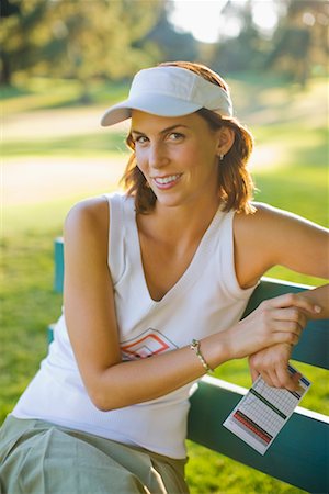 sun visor hat - Femme assise sur le banc, prenant une pause de jouer au golf, Salem, Oregon, Etats-Unis Photographie de stock - Rights-Managed, Code: 700-02257756