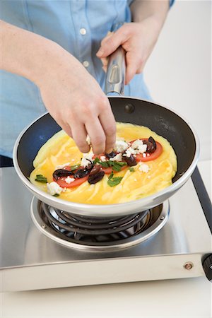 plancha de cocina - Woman Frying Omelette Foto de stock - Con derechos protegidos, Código: 700-02264258