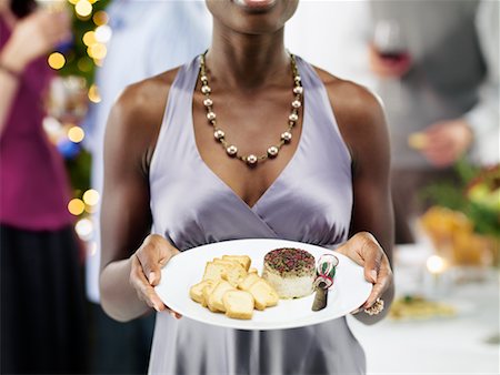 Gros plan de femme tenant la plaque de la nourriture à la fête de Noël Photographie de stock - Rights-Managed, Code: 700-02264274