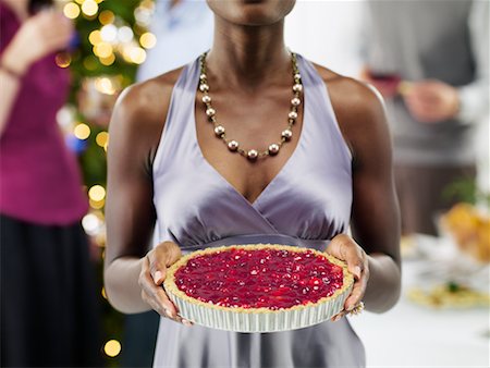 Gros plan de femme tenant la tarte à la fête de Noël Photographie de stock - Rights-Managed, Code: 700-02264273