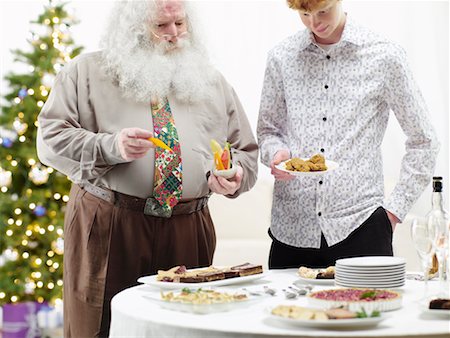 fat senior - Personnes mangeant des hors-d'œuvre à la fête de Noël Photographie de stock - Rights-Managed, Code: 700-02264296
