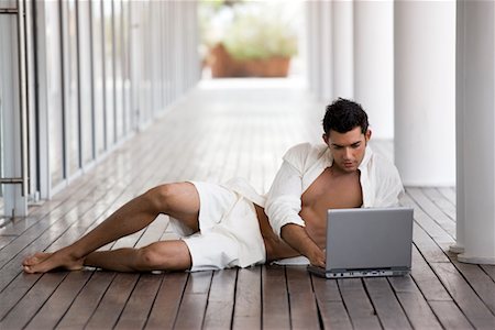 Man Sitting Outdoors, Using Laptop Computer Foto de stock - Con derechos protegidos, Código: 700-02264902