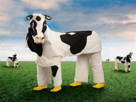 prétendre - Personnes qui portent des Costumes de vache debout dans les pâturages Photographie de stock - Rights-Managed, Code: 700-02264979