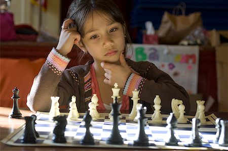 fuerza intelectual - Girl Playing Chess, Portland, Oregon Foto de stock - Con derechos protegidos, Código: 700-02265164