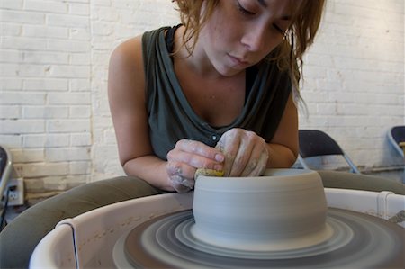 Potter travaillant avec de l'argile en Studio, Lafayette, Louisiane, Etats-Unis Photographie de stock - Rights-Managed, Code: 700-02265177