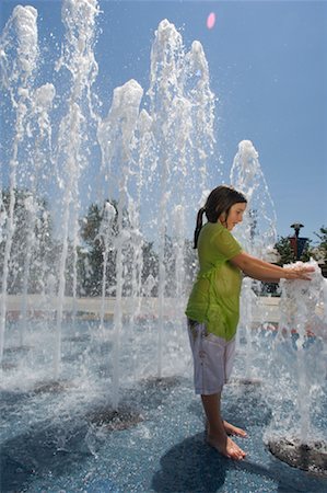 Fille jouant dans la fontaine d'eau, Lafayette, Louisiane, Etats-Unis Photographie de stock - Rights-Managed, Code: 700-02265173