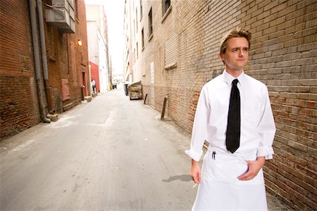 simsearch:700-02786845,k - Waiter Taking a Smoke Break in Alley, Denver, Colorado, USA Foto de stock - Con derechos protegidos, Código: 700-02265248