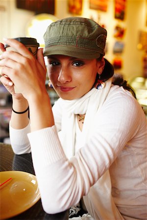 simsearch:700-02010670,k - Porträt der Frau im Cafe Stockbilder - Lizenzpflichtiges, Bildnummer: 700-02265445