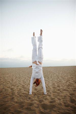 Frau stehend auf Händen am Beach, Santa Monica, Kalifornien, USA Stockbilder - Lizenzpflichtiges, Bildnummer: 700-02265472