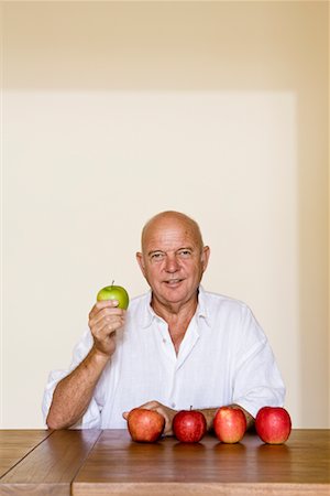 simsearch:600-02265719,k - Porträt des Mannes mit Äpfeln Stockbilder - Lizenzpflichtiges, Bildnummer: 700-02265704