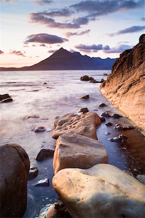 Rocky Shore and Lake, Loch Scavaig, Scotland Foto de stock - Con derechos protegidos, Código: 700-02260027