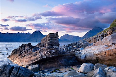Rocky Shore and Lake, Loch Scavaig, Scotland Foto de stock - Con derechos protegidos, Código: 700-02260030