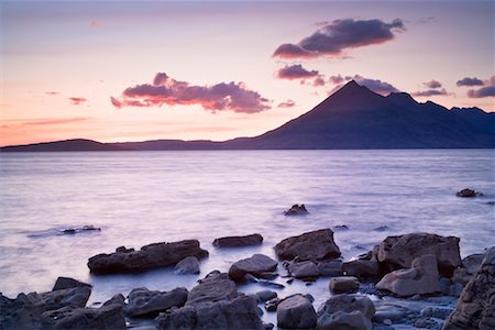 Rocky Shore and Lake, Loch Scavaig, Scotland Foto de stock - Con derechos protegidos, Código: 700-02260031