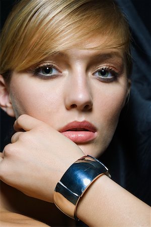 fashion model accessory - Portrait of Woman with Bracelet Foto de stock - Con derechos protegidos, Código: 700-02260163