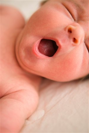 entrañable - Newborn Baby Girl Yawning Foto de stock - Con derechos protegidos, Código: 700-02263907