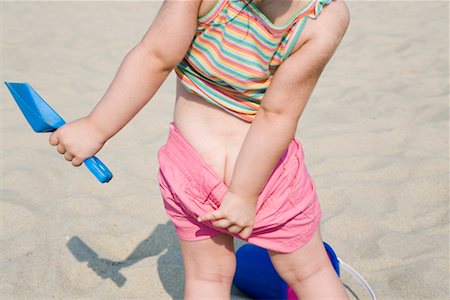 simsearch:614-09210072,k - Petite fille sur la plage en tirant bas shorts, New Jersey, USA Photographie de stock - Rights-Managed, Code: 700-02263987