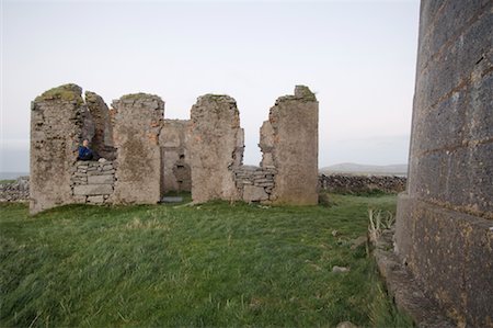simsearch:700-02289047,k - Femme assise en ruine, la tour Martello, le Burren, comté de Clare, Irlande Photographie de stock - Rights-Managed, Code: 700-02289052
