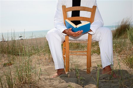 fuerza intelectual - Man Reading Book on Beach Foto de stock - Con derechos protegidos, Código: 700-02289267