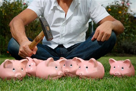 simsearch:700-02289305,k - Man Breaking Piggy Banks with Hammer Fotografie stock - Rights-Managed, Codice: 700-02289315