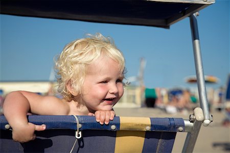 Baby Sitting on a Beach Chair Foto de stock - Con derechos protegidos, Código: 700-02289320