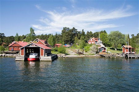 Bootshäuser am Ufer in der skandinavischen Halbinsel, Stockholm, Schweden Stockbilder - Lizenzpflichtiges, Bildnummer: 700-02289499