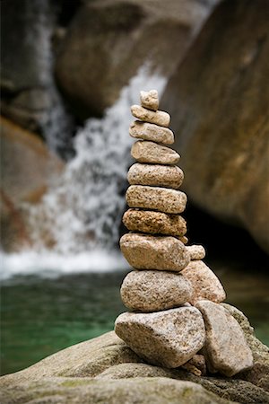 stone piles - Rocks Stacked by Creek in Park, Seoul, South Korea Foto de stock - Con derechos protegidos, Código: 700-02289607