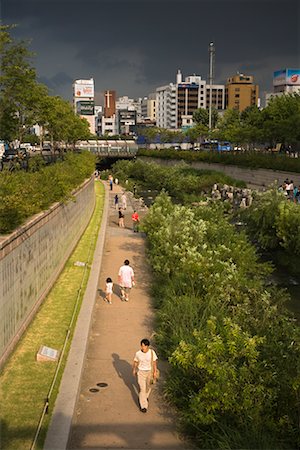 simsearch:700-02289682,k - People on Walkway by Stream in City, Cheonggyecheon, Seoul, South Korea Foto de stock - Direito Controlado, Número: 700-02289704