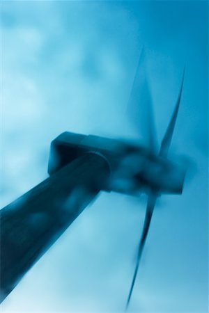 recurso natural - Looking Up at a Wind Turbine in the Rain, Vordingborg, Denmark Foto de stock - Con derechos protegidos, Código: 700-02289790